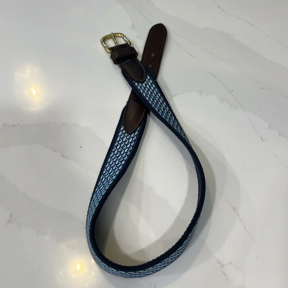 Kids size 26 Vineyard Vines signature whale pattern navy blue leathered belt